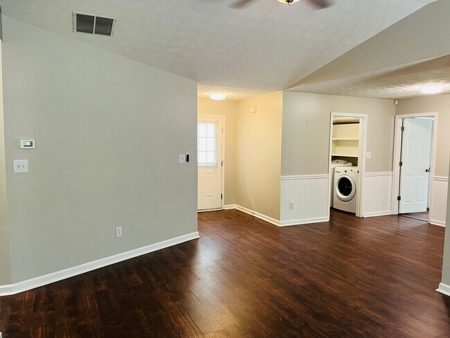 Building Photo - Wow! Renovated 3 bedroom 2 bath home in Ca...