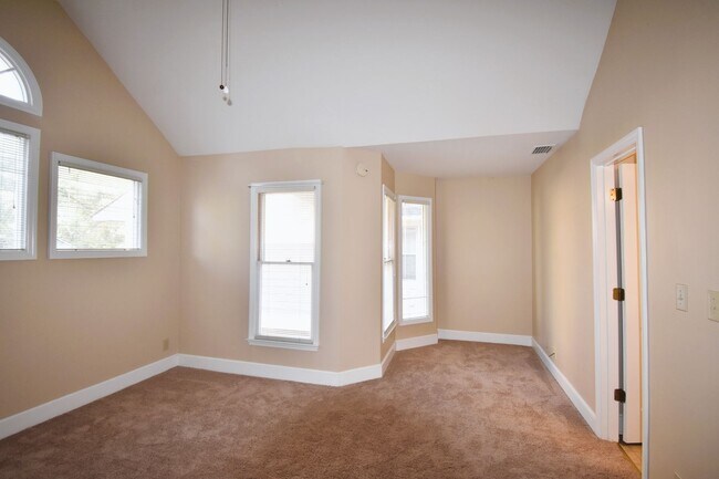 Building Photo - 3 Bedroom 2 Bathroom Townhome- Pets Considered