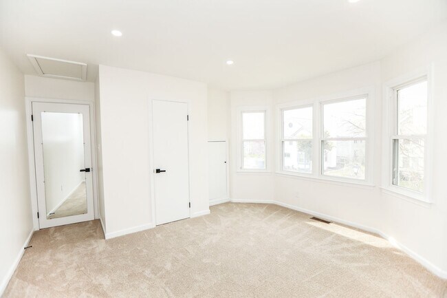 Building Photo - Beautifully renovated 3 bed 2.5 bath home ...