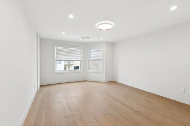 Building Photo - 330 27th Ave