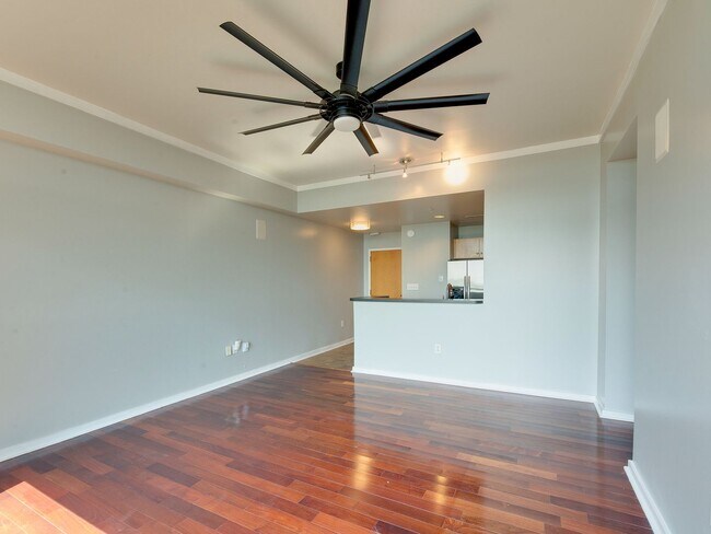 Building Photo - This move in ready condo has it all in Cha...