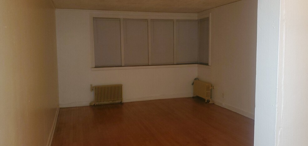 Living Room - 6519 S Eberhart Ave