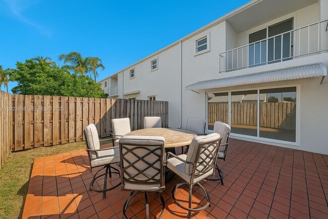 Building Photo - 707 NE 27th Ave