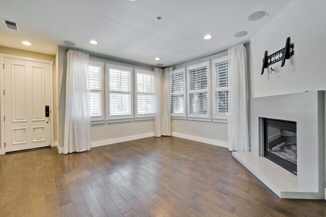 Building Photo - Gorgeous Morgan Park Refreshed for Immediate Move-In! Must see!