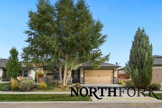 Building Photo - Desirable Star Home Coupled with Convenience