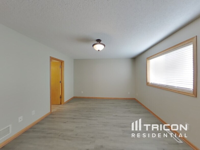 Building Photo - 102 Charity Cir