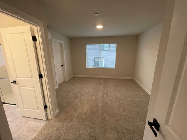 Building Photo - 4Bd/3.5Ba Snohomish Townhouse