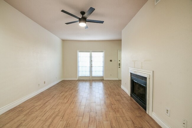 Building Photo - 2121 El Paseo St