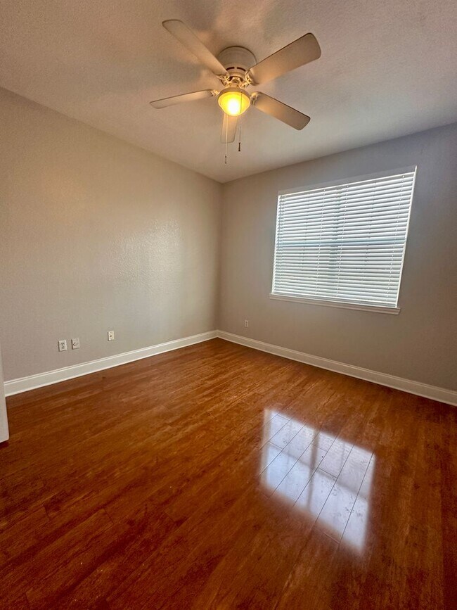 Building Photo - Elegant 1Brm 1Ba wood floors, quartz counters and more!