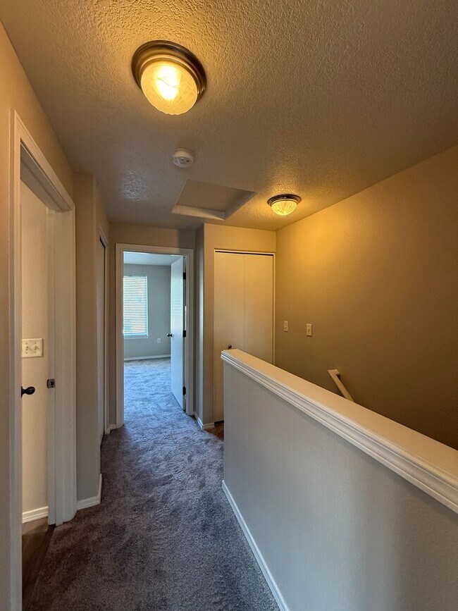 Building Photo - FREE RENT through FEBRUARY - SEE LISTING for DETAILS!  Newly Updated Two Bedroom Townhome Availab...