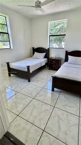 Building Photo - 2701 NW 18th Ter