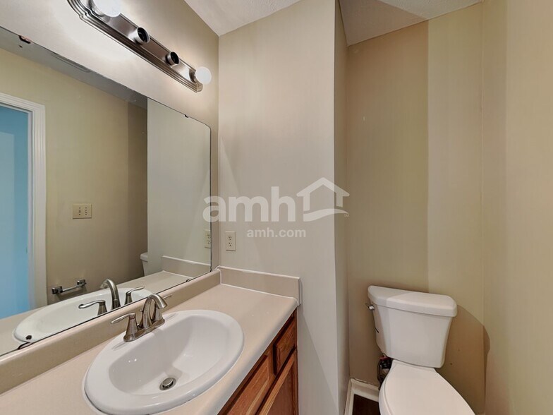 Building Photo - 5943 King Lear Dr