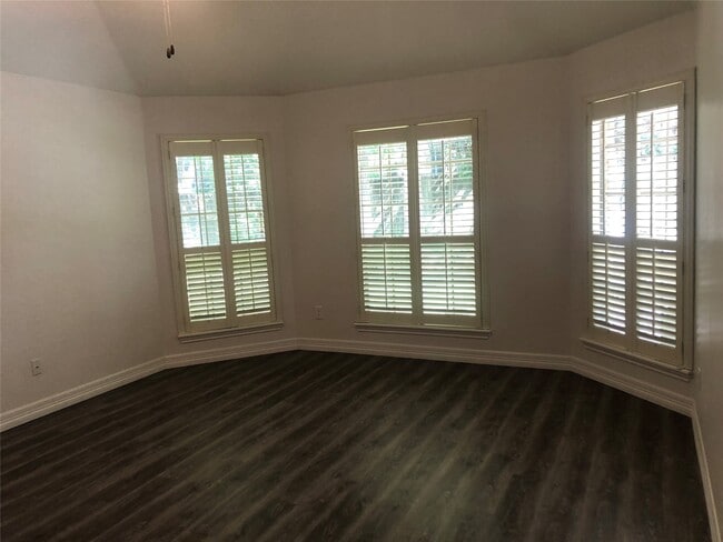 Building Photo - 135 Lakeside Dr