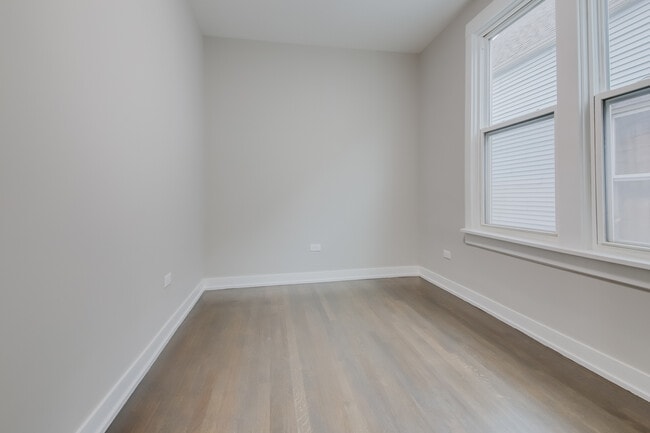 Building Photo - 2842 N Avers Ave