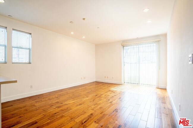 Building Photo - 848 Irolo St
