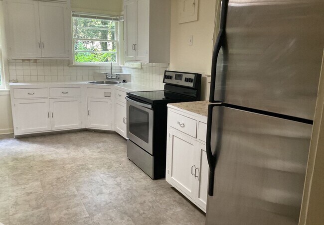 Building Photo - Great Home within Walking Distance to Campus.