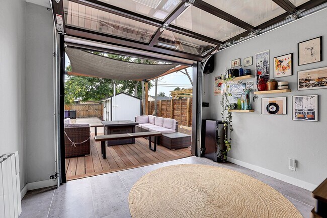 Building Photo - Modern and cozy 3 bedroom, 2 bath home