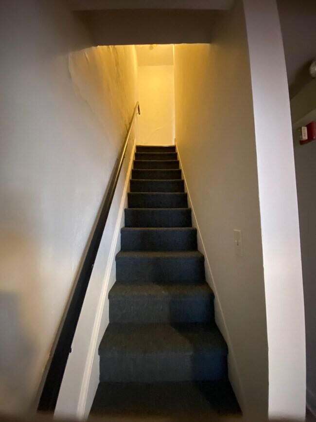 Building Photo - 644 E Chestnut St