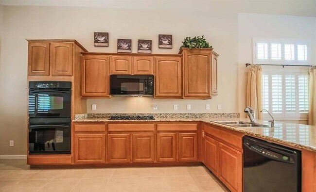 Building Photo - Welcome to this stunning 3-bedroom, 2.5-bathroom home located in the desirable city of Las Vegas!