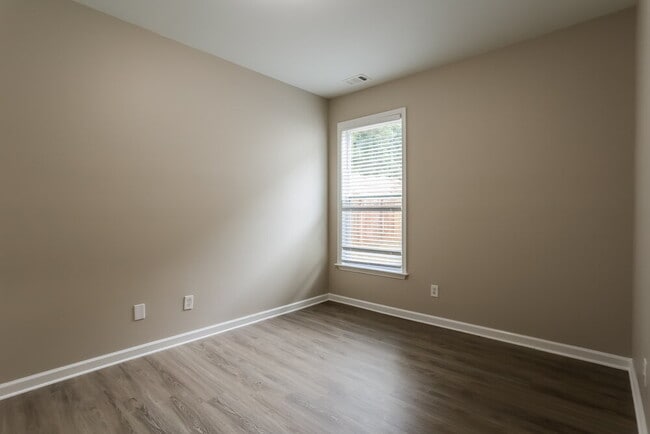 Building Photo - 2839 Stonewall Ln SW