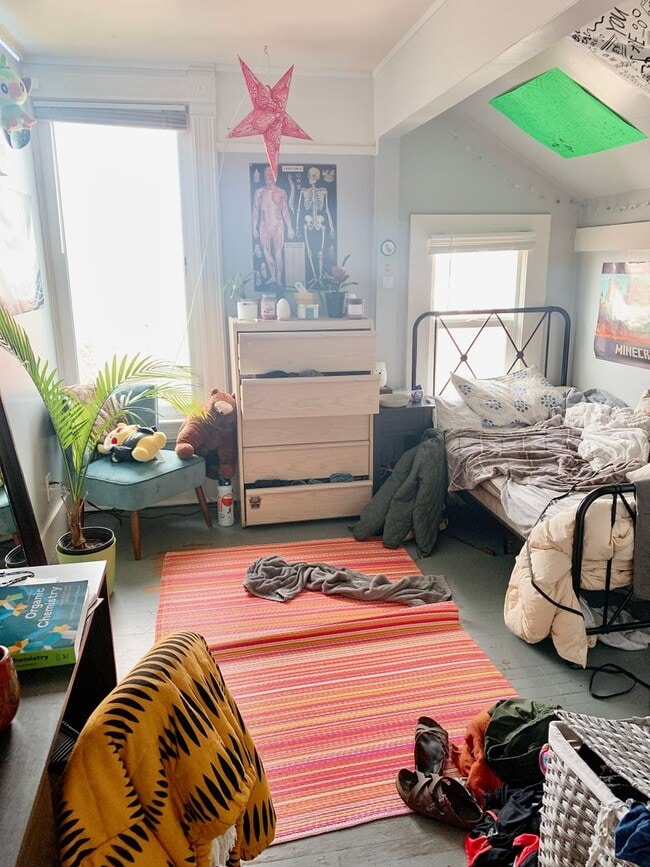 Building Photo - PRELEASING: Classic N Garden 6 bdrm/3 bath near WWU North Campus