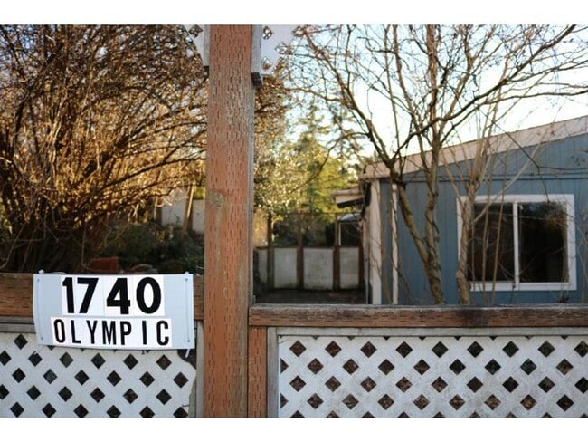 Building Photo - Large Bremerton Duplex Unit Available for ...