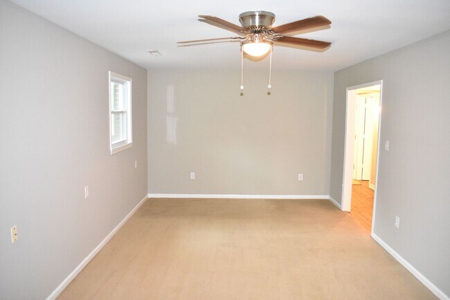 Building Photo - Great Split Foyer In Fredericksburg!