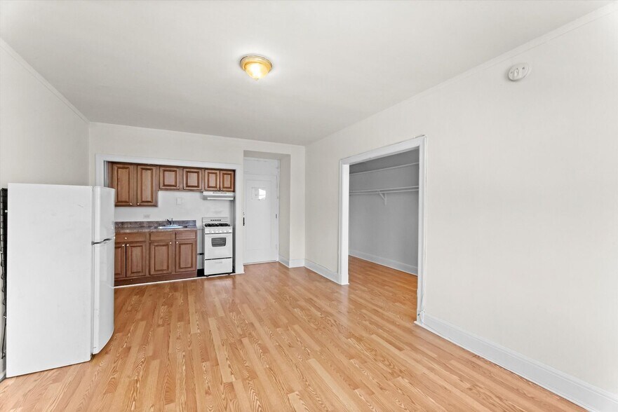 Primary Photo - 2770 N Milwaukee Ave