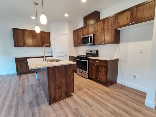 Building Photo - Contemporary Townhome with Open Floor Plan...