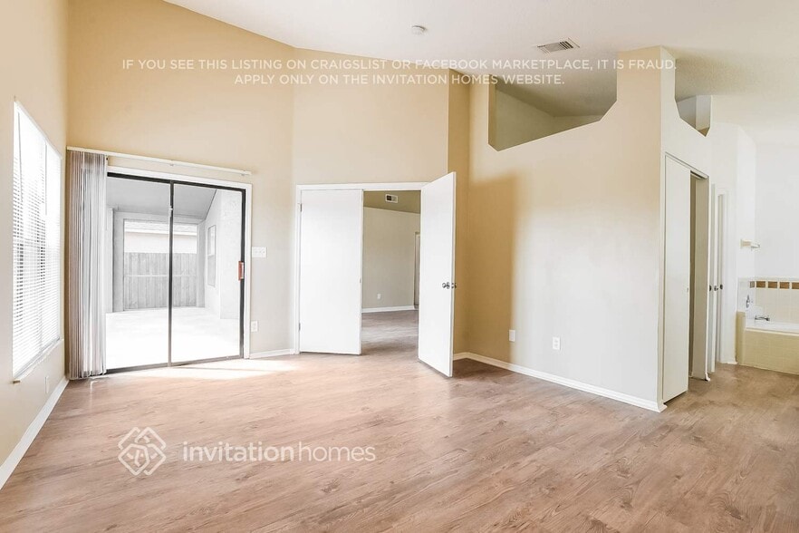 Building Photo - 242 Lakebreeze Cir