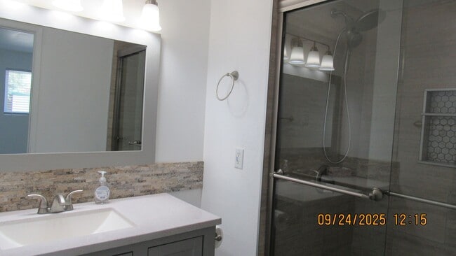 Building Photo - 3 bedroom 2 bathroom with Solar!!!!