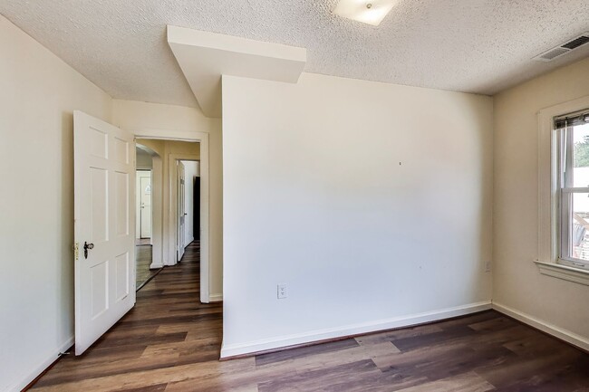 Building Photo - Cute 2 bed + Loft + 2 Bath SF w/ Fenced Yard