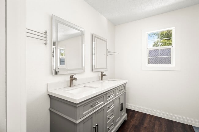 Building Photo - 560 Landfall Ln