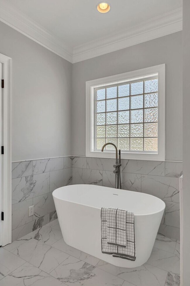 Building Photo - Luxury 4BR Home with River Views & Entertainer’s Bonus Room