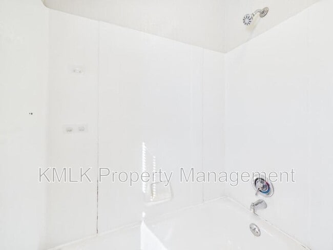 Building Photo - 533 Gage St