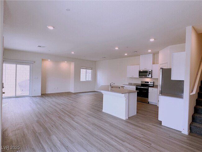 Building Photo - 7915 Pandora Sky St