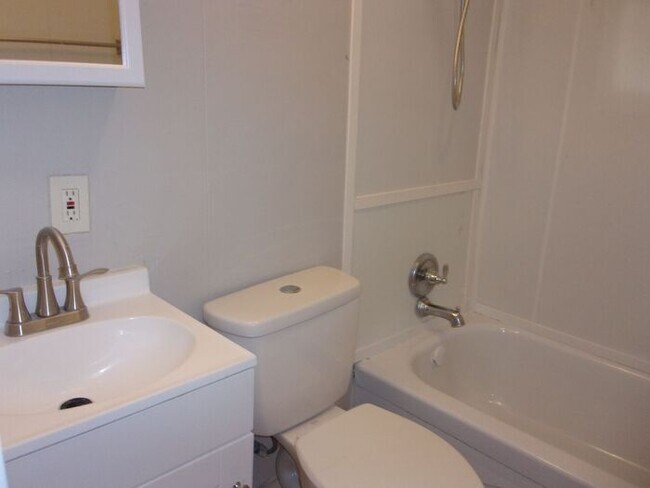 Building Photo - $1,000.00 off 1st Month's Rent - 2 Bedroom...
