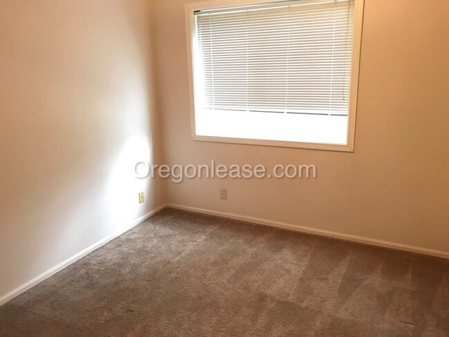 Building Photo - 3/2 Duplex Townhome in Thurston Hills