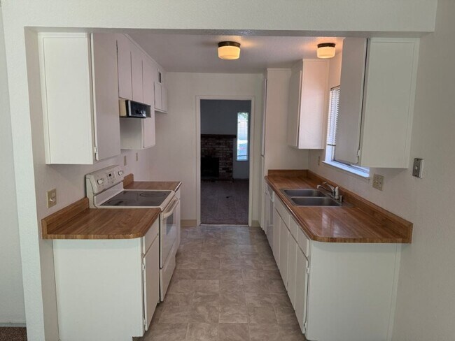 Building Photo - 990/992 JUSTIN DUPLEX