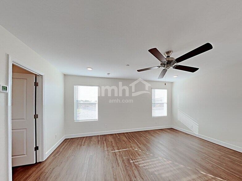 Building Photo - 5919 W Columbine Dr