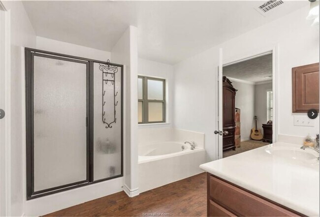 Building Photo - 915 Emerald Dove Ave