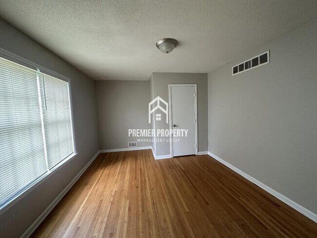Building Photo - 5288 Oak Meadow Ave