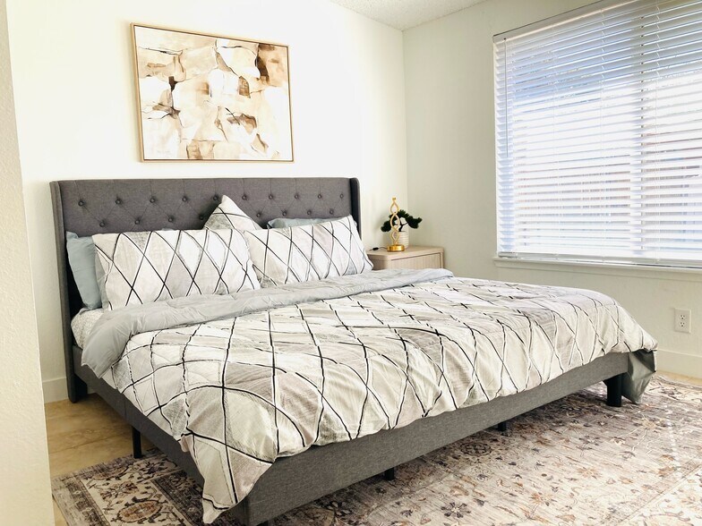 Building Photo - 3909 Montebello Ave