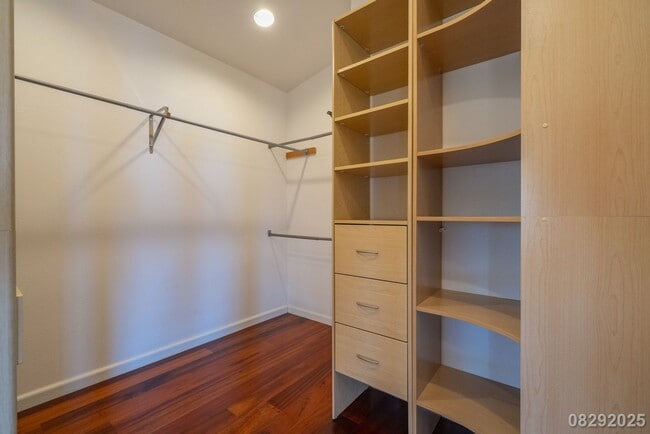 Building Photo - 3 Bedroom 3 Bathroom pet negotiable SFH in...