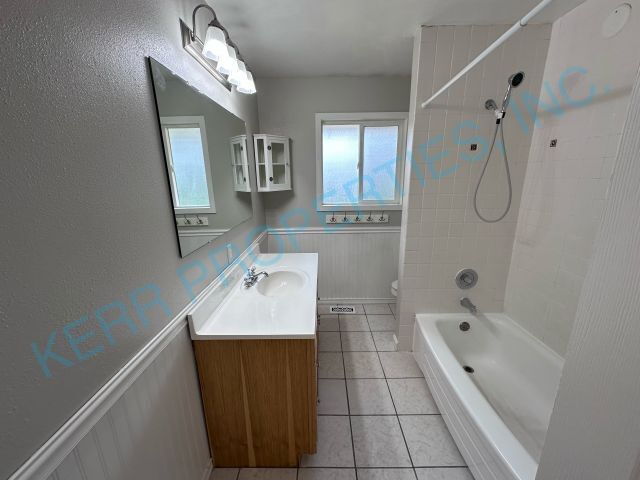 Building Photo - FREE RENT! Spacious 4-Bedroom Gem with 2,320 Sq Ft of Comfort in Milwaukie!