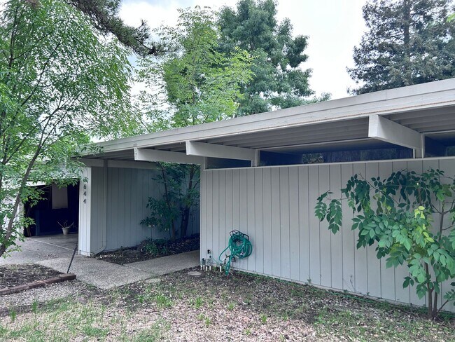 Building Photo - Three Bedroom Two Bathroom Home with Den/Home Office