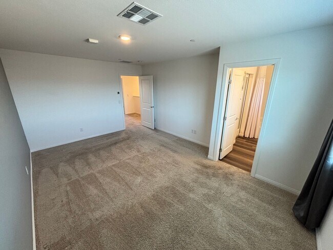 Building Photo - Beautiful 3Bed/3Bath Townhome located in Enterprise/Southern Highlands–Southwest Henderson border...