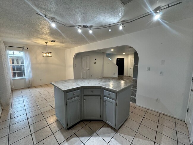 Building Photo - Tons of Character! 3 bed 2.5 bath amazing ...