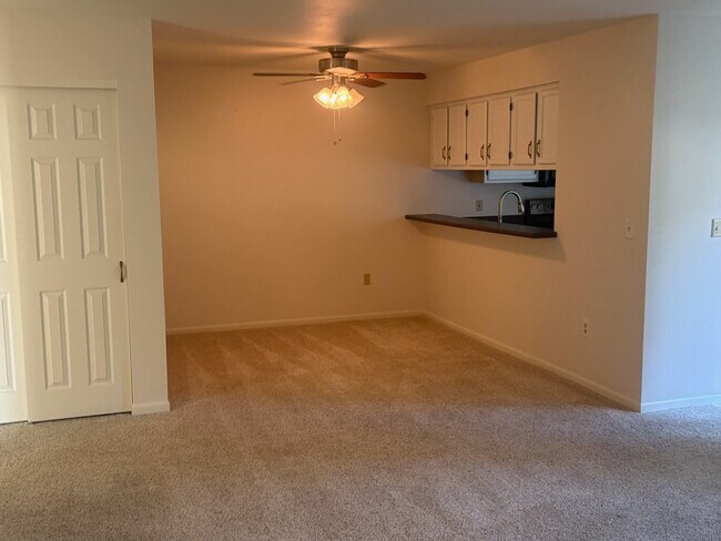 Building Photo - 8976 Woodbridge Dr