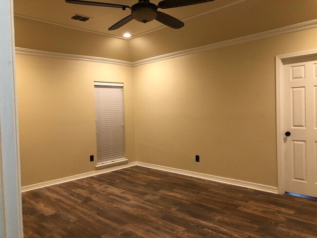 Building Photo - Corner Lot close to Barksdale Airforce Base with Bonus Room in back yard..